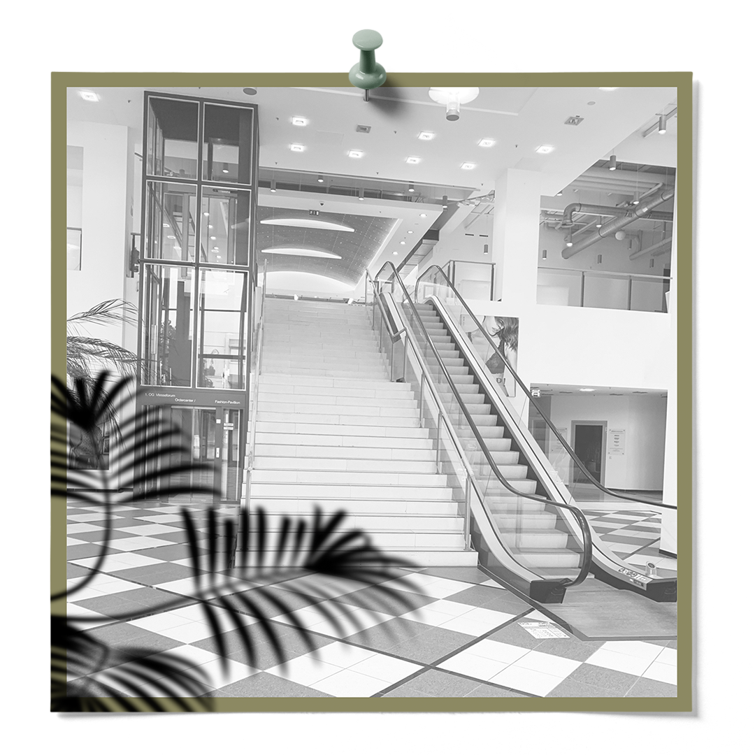 Haupteingang im MTC Haus 1 Studio 109 – Impulsmanufaktur im KREATIVSTUDIO München FOTOGRAFIE vom Haupteingang mit Rolltreppe und Aufzug zu den Räumlichkeiten vom KREATIVSTUDIO München