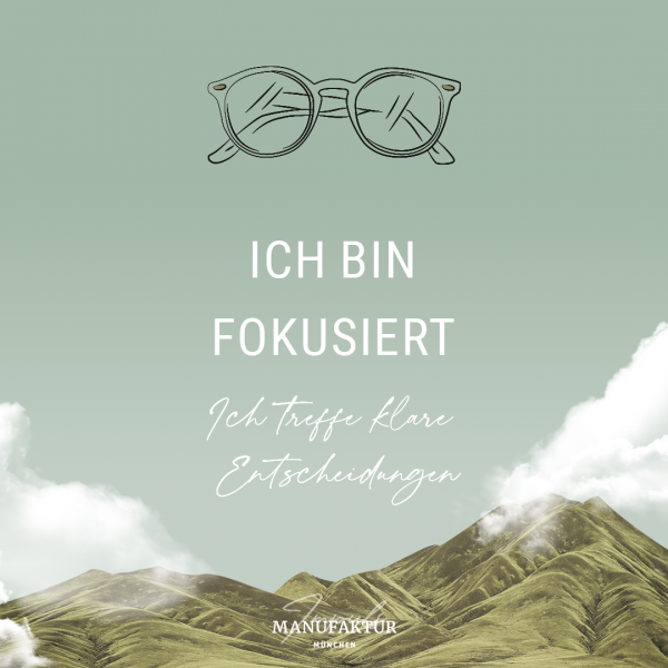 Grafisches Produktbild für das Coaching mit dem Namen Kraftschub, türkisblauer Himmel, zwei Wolken links und rechts über den Bergen