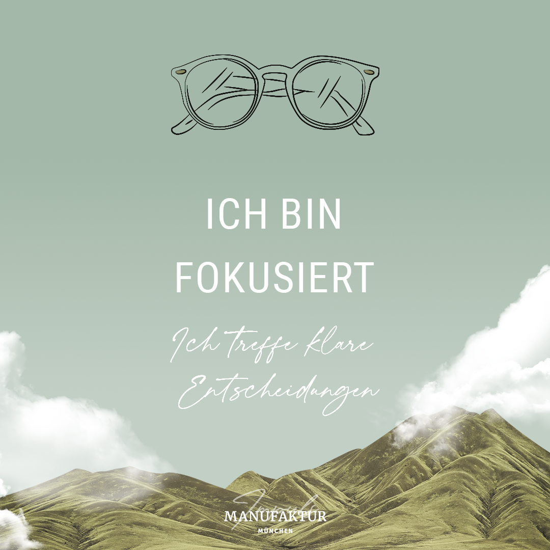 Grafisches Produktbild für das Coaching mit dem Namen Kraftschub, türkisblauer Himmel, zwei Wolken links und rechts über den Bergen