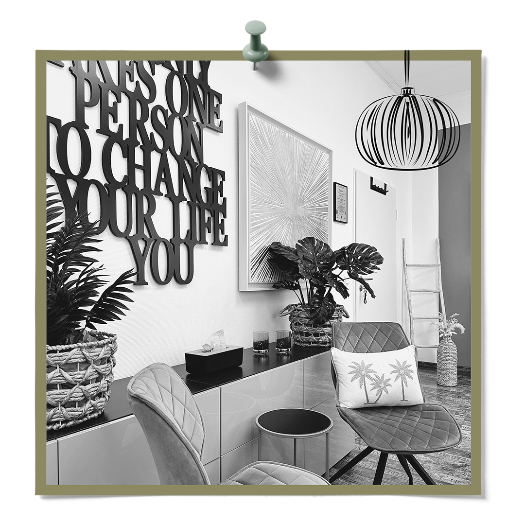 Räumlichkeit im MTC Haus 1 Studio 109 – Impulsmanufaktur im KREATIVSTUDIO München FOTOGRAFIE im Kreativstudium München mit zwei Stühlen und einem Ablage Tisch, Coaching Situation in modernem Ambiente