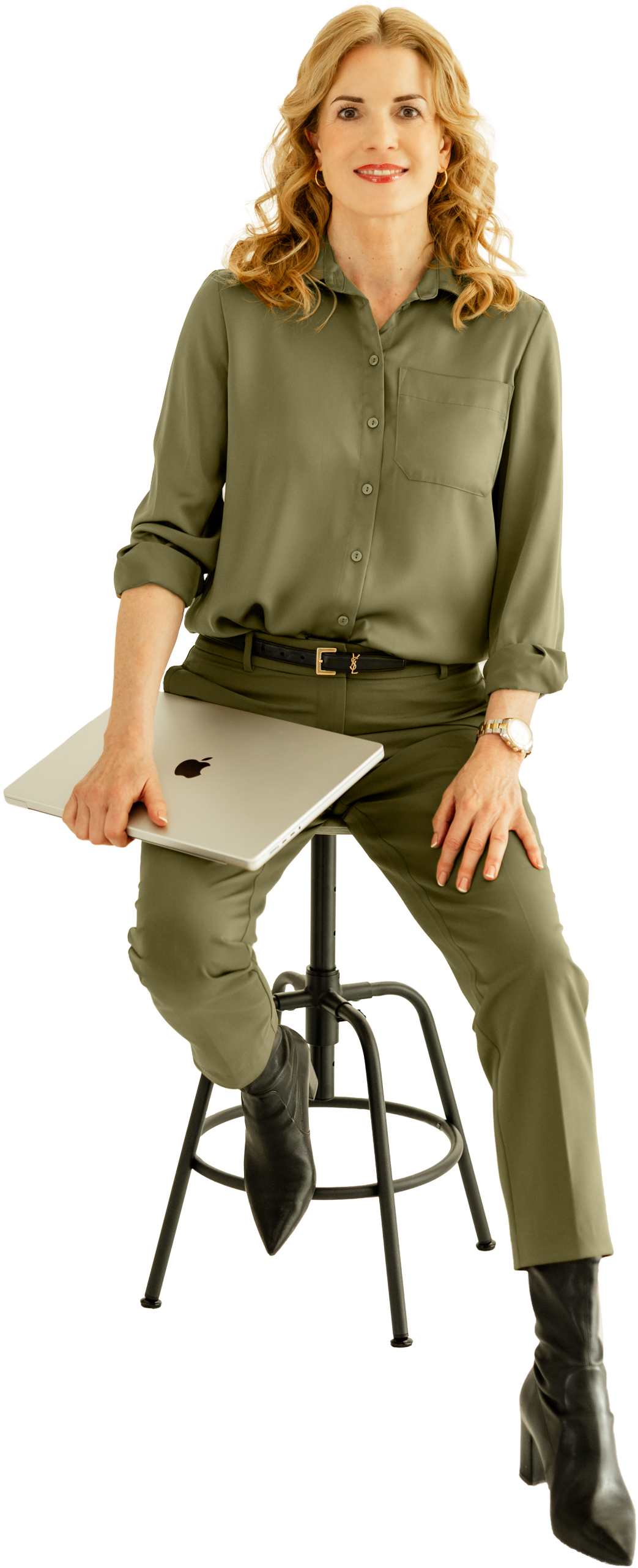 Ulrike Hostehradsky sitzt auf einem Hocker und hält ein MacBook Pro in der Hand in der Impulsmanufaktur im KREATIVSTUDIO München